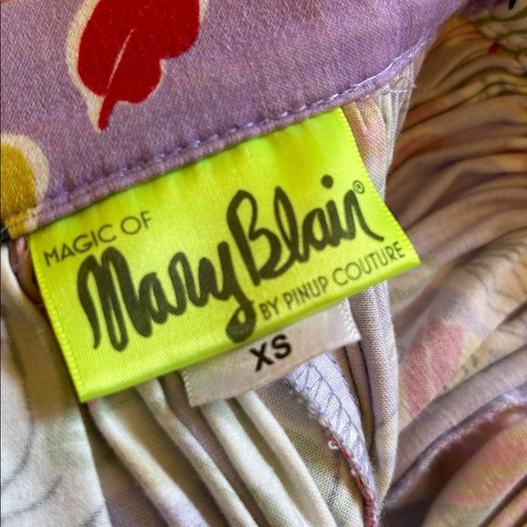 Magic of Mary Blair Pinup Couture Jenny Skirt XS Purple
Lips and Roses - Picture 4 of 4